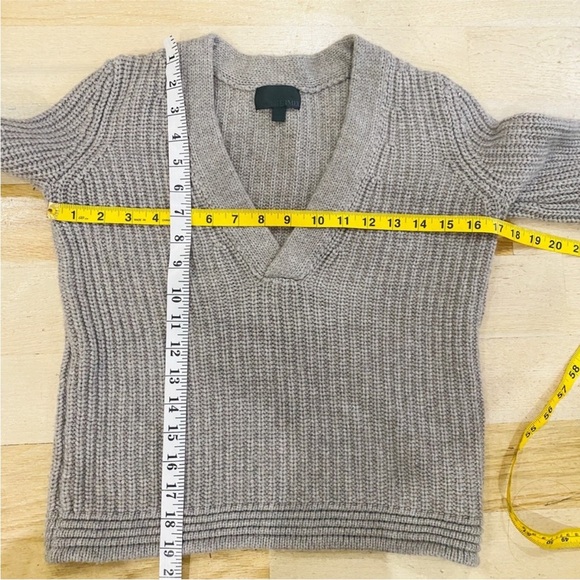 Intermix wool and cashmere V-neck sweater with flare sleeves EUC - Picture 6 of 6